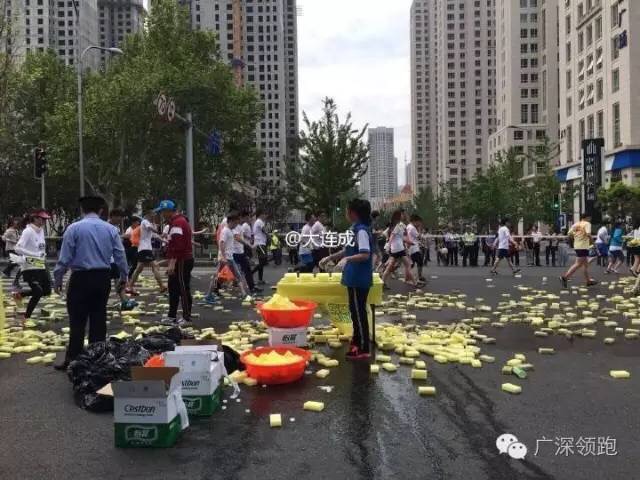 别人的女朋友都在为你加油,大连美女嗨翻马拉松赛场