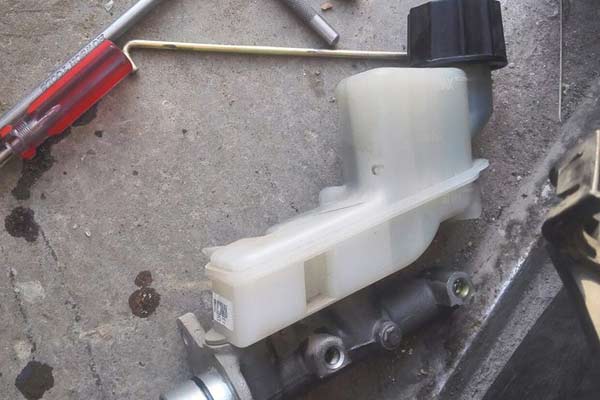 奔腾b70刹车软怎么回事,奔腾b70刹车盘维修