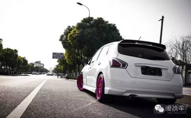 日产骐达中央扶手箱改装,日产的小精灵骐达改装案例