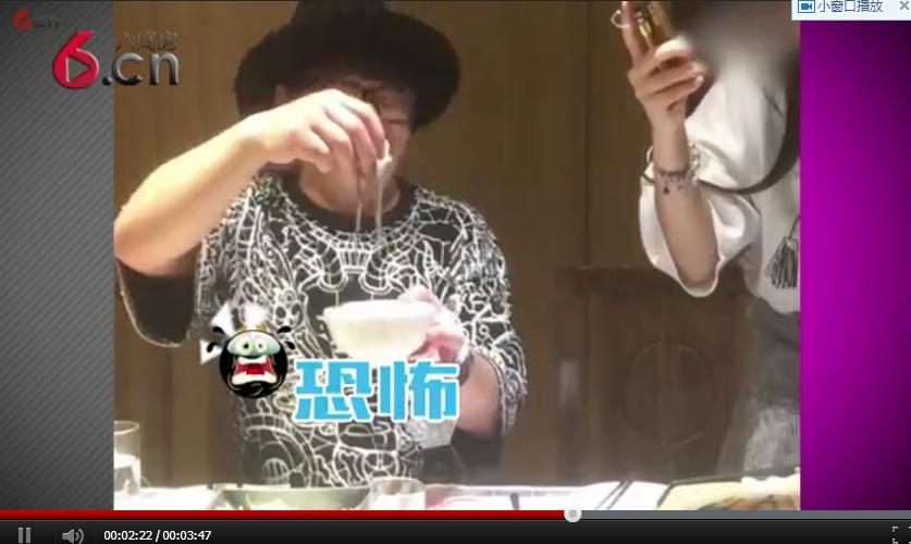 六间房主持人直播美食感叹美味！