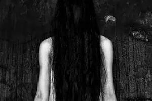 被鬼压床挣扎醒来后大口呼吸,被鬼压床的真实事件视频