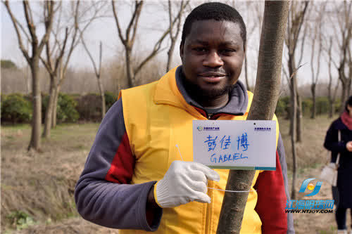 “爱上南通——添绿家园”中外志愿者共同植树为南通添绿