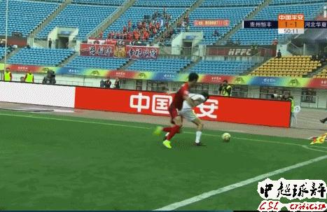 中超再现奇葩视频裁判都被逗笑了,中超奇葩一幕护球
