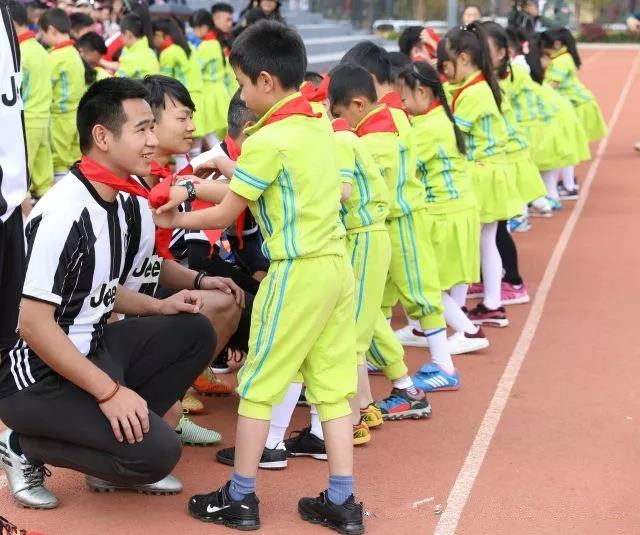 快看呀，昆一中度假区金岸附小“首届校园足球文化节”开幕啦！