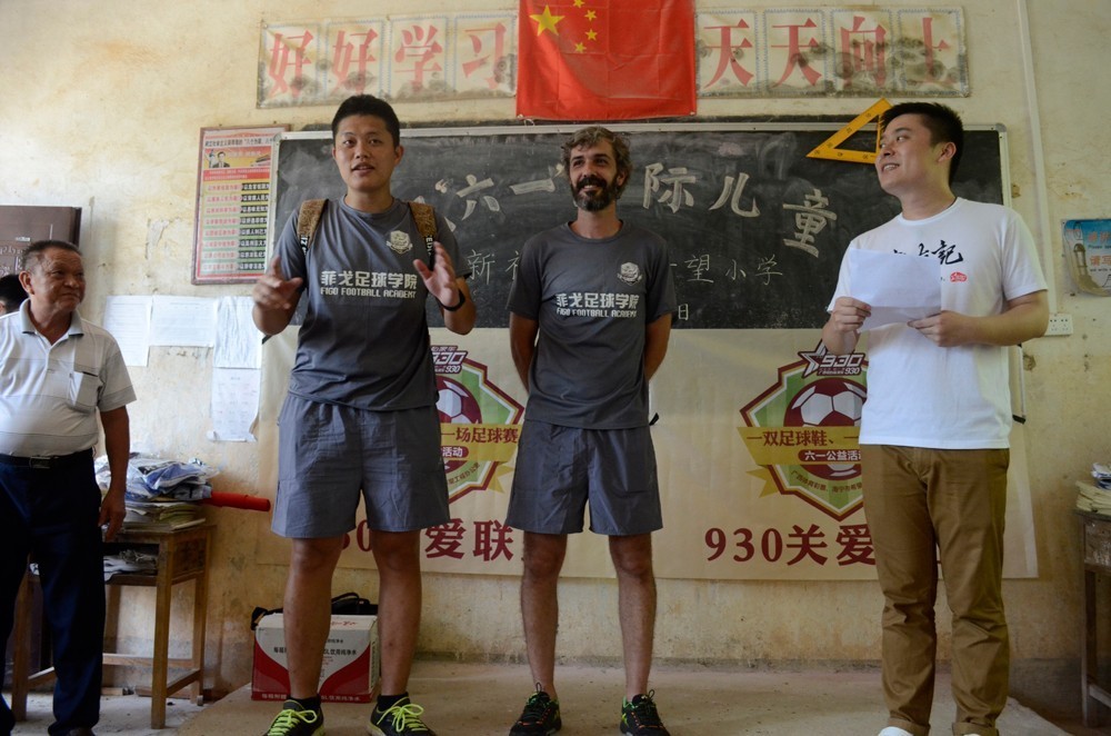 竟然有那么帅气的歪果仁教练来教踢球！这个六一真过瘾！