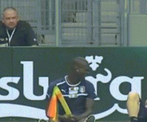 足球场上最逗比的球员,足坛十大逗比球员