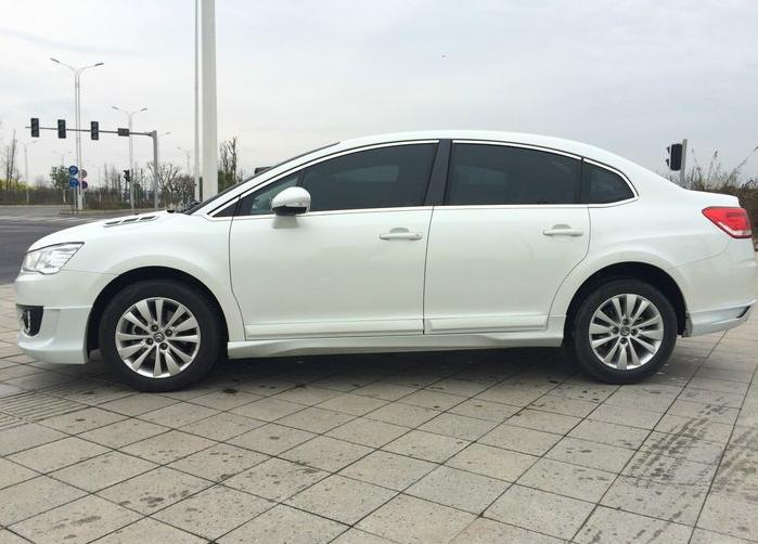 世嘉vts顶配,开着比较稳的轿车