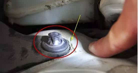 买二手车车内异响,男子花十几万买新车发现异响