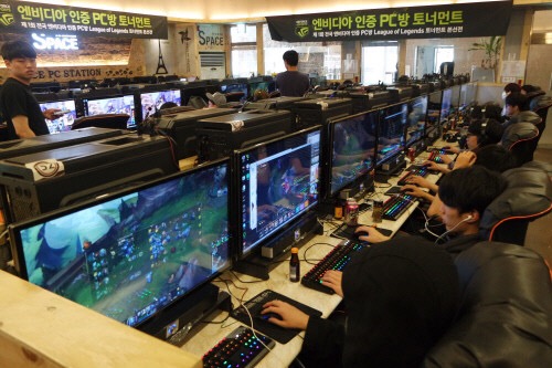 怪不得韩国欧巴脸滚键盘也能赢中国吊丝！原来他们的网吧是这样