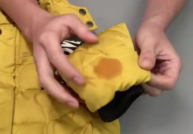 羽绒服上有圆珠笔怎么清洗小妙招,如何清洗白色羽绒服的黄印的妙招