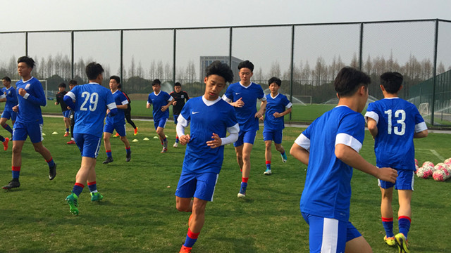 送别弟子根宝不忘叮嘱几句，部分99/00梯队球员今日入住康桥