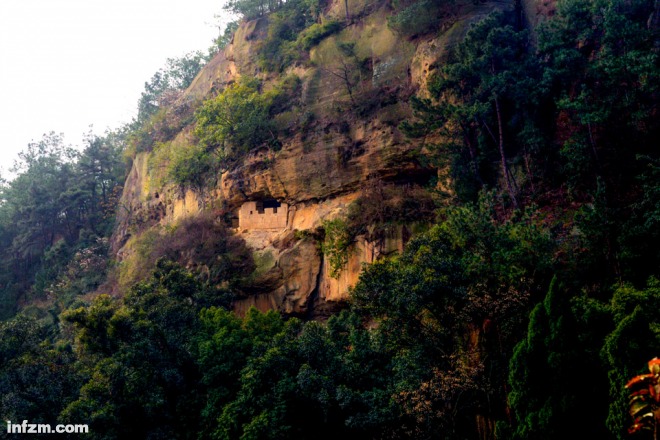 穹窿地貌，古寨凄美