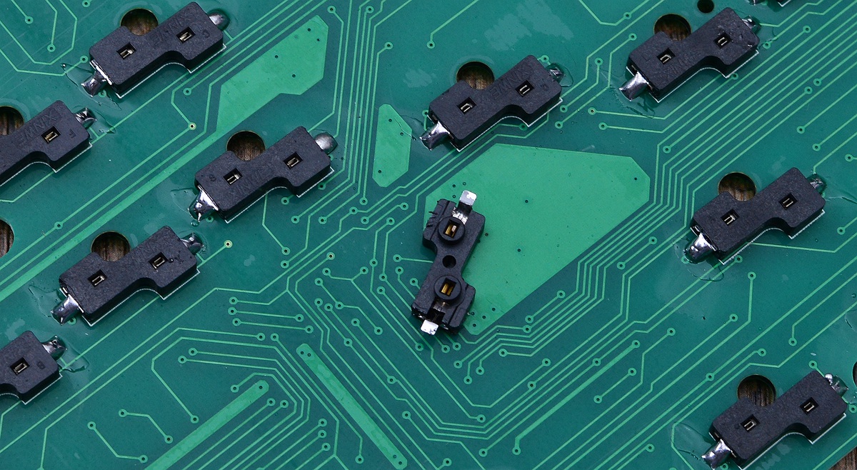 可换轴机械键盘走向2.0时代，E元素三防机械键盘对比拆解