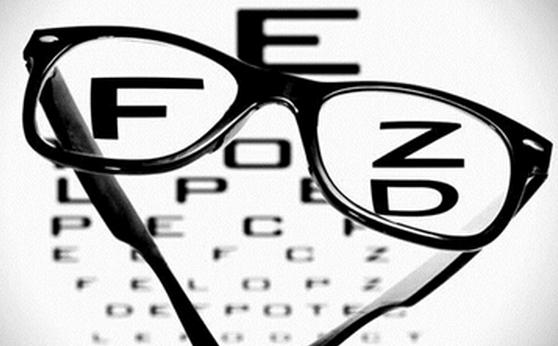 闭眼转眼球有助于治疗近视吗,网络上说近视能恢复靠谱吗