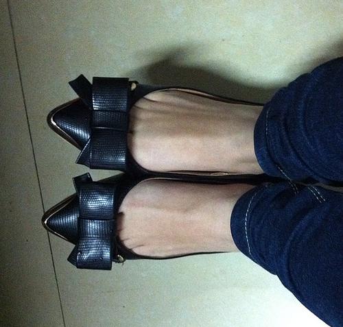 女士皮鞋后跟打脚怎么处理,皮鞋打脚有什么方法解决