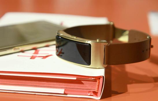 3d曲面屏好吗,华为手环b3详解