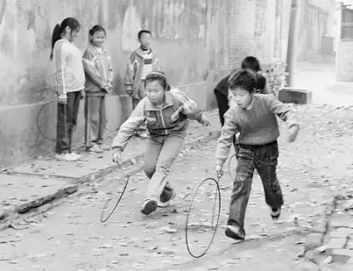 穿越|黑白电视、铁皮青蛙、无花果...看完你会哭哒！