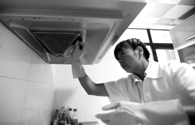 清洗油烟机滤网好方法,老款油烟机滤网清洗小窍门