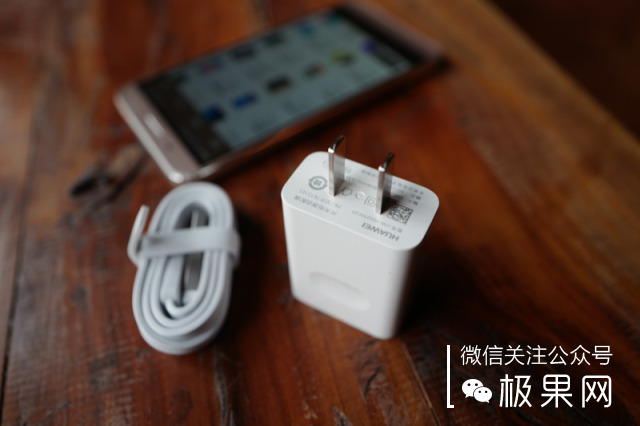 荣耀的这个电话充满心机，镜头竟可以翻转180°