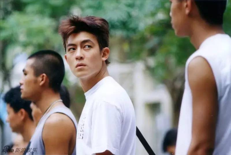 男生低调色系,男生一般适合什么色系