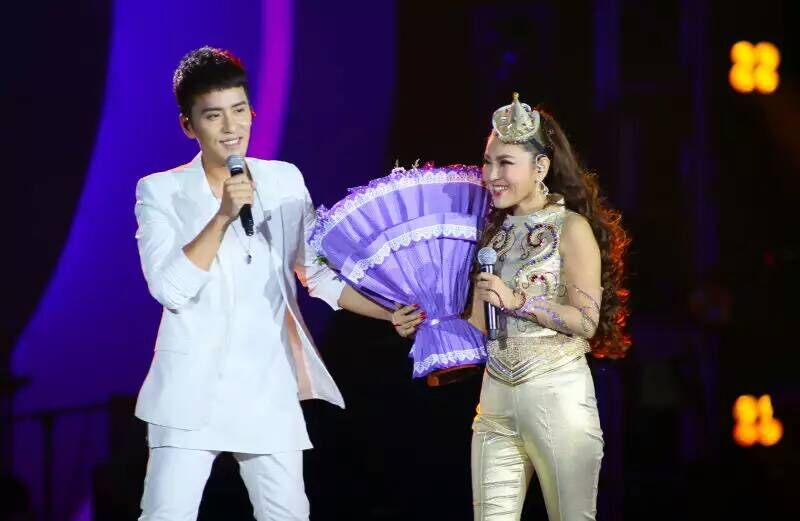 乌兰图雅王丽达演唱会40首连唱,乌兰图雅套马杆2020群星演唱会