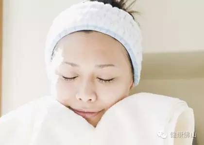 小孩热痱子的最佳处理方法,娃儿热起痱子了一般多久能好