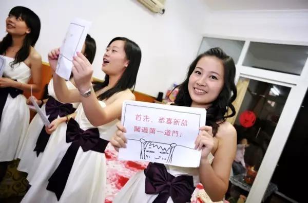 伴娘团堵门一个小时新郎直接走了,伴娘团堵门创意招数