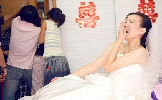 伴娘团堵门一个小时新郎直接走了,伴娘团堵门创意招数