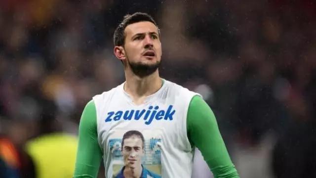 将好友穿在胸前8年，因为这里是离心最近的位置！