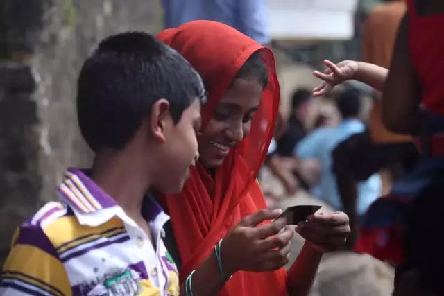 他有无数的旅行故事，还在拉萨开了家书店，收藏了上万部文艺电影