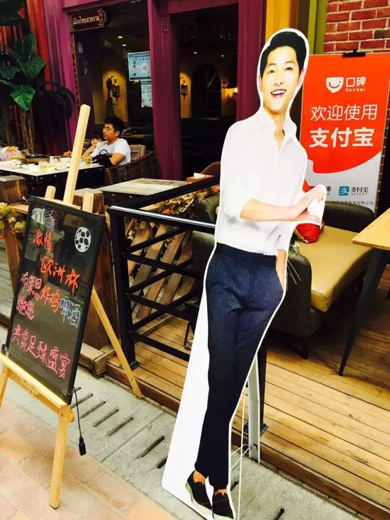 团长探店这是欧巴代言的炸鸡店！你们都不要拦我！我必须要去