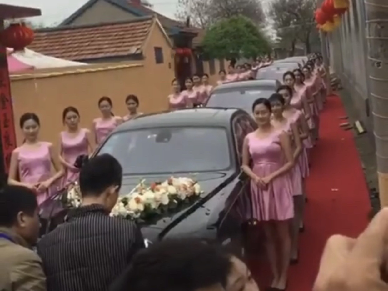 40辆豪车两架直升机迎亲,40辆豪车两架直升飞机迎亲