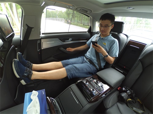 一切为了老板,2022奥迪a8l霍希版试驾视频