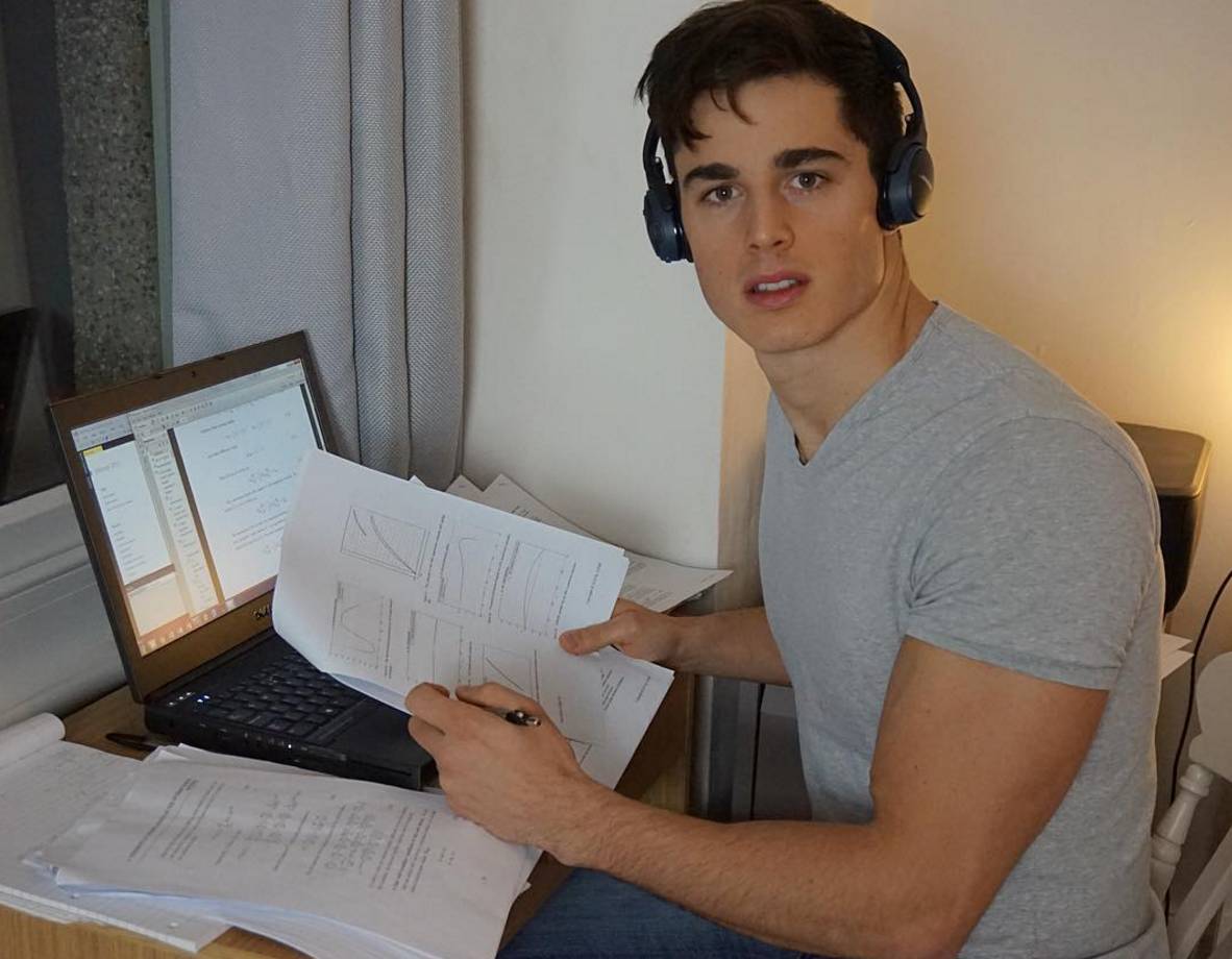 六岁被阿玛尼钦点为*用御**模特，他独家的身材秘笈