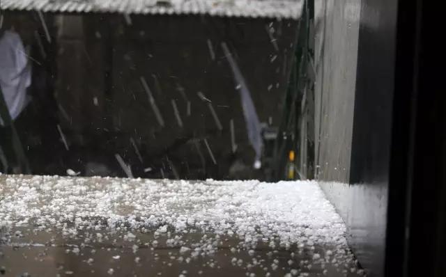 冰雹砸车上的小坑需要处理吗,冰雹砸车的车坑怎么弄出来