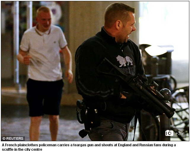 俄罗斯与英格兰打架视频,俄罗斯和英国足球斗殴事件