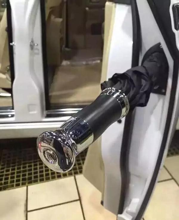 劳斯莱斯的伞上面有东西吗,劳斯莱斯上一共有几把雨伞