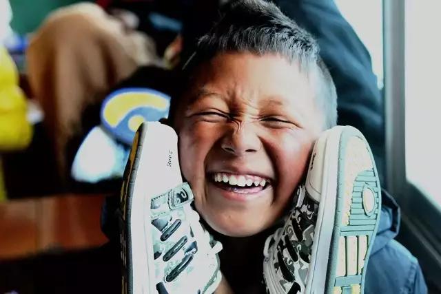 他有无数的旅行故事，还在拉萨开了家书店，收藏了上万部文艺电影