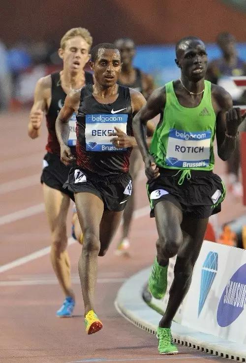 选择跑鞋内翻足和外翻足区别,亚瑟士跑鞋适合外翻还是内翻