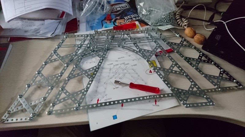 埃菲尔铁塔是怎样建成,埃菲尔铁塔怎么建成的