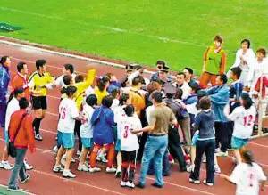 中国足球史上十大反击,中国足球场打架事件