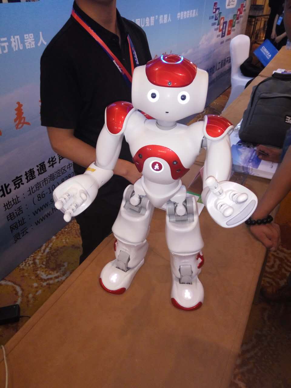 全球首款家庭智能陪护机器人“大智”正式亮相