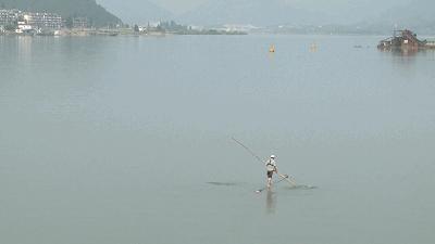 水上漂竹子怎么做到的,一根竹子水上漂的视频