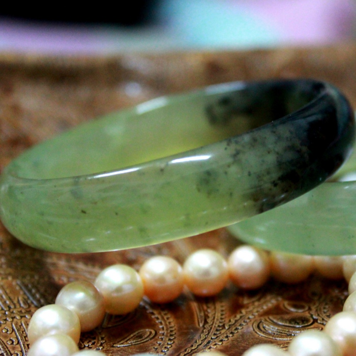 和田玉手镯常见的以假乱真把戏。