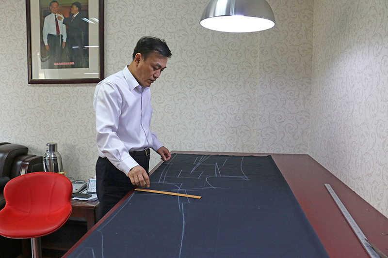 从电梯工到为国家领导人制装！中山装制衣大师高黎明的逆袭路