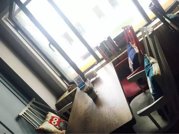 团长探店这是欧巴代言的炸鸡店！你们都不要拦我！我必须要去