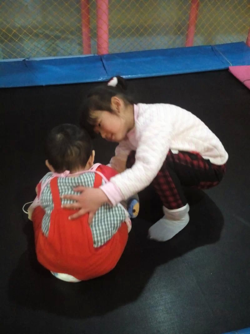 弟弟把姐姐嘴唇砸破,妹妹把姐姐手指咬哭了