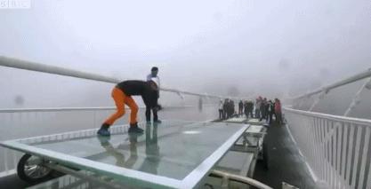 中国玻璃桥砸不烂视频,bbc节目中国