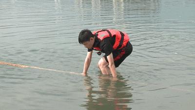 水上漂竹子怎么做到的,一根竹子水上漂的视频