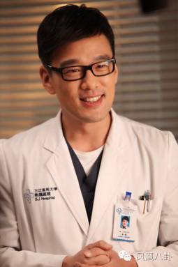 花10万订做西装,收入一半买雪茄!有一种霸道总裁叫做王耀庆